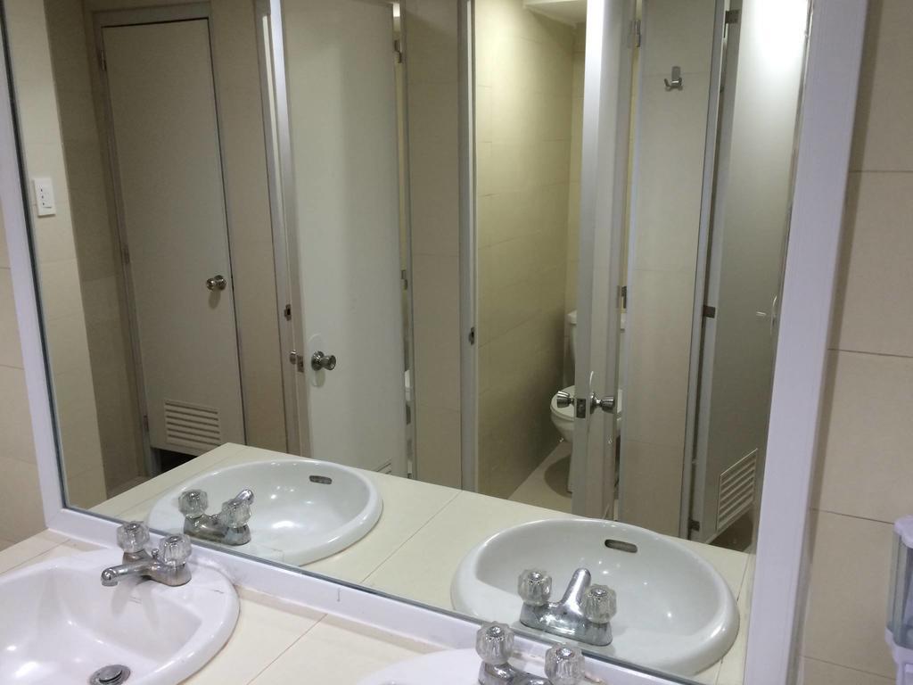 Stone House Hotel Pasay Ngoại thất bức ảnh